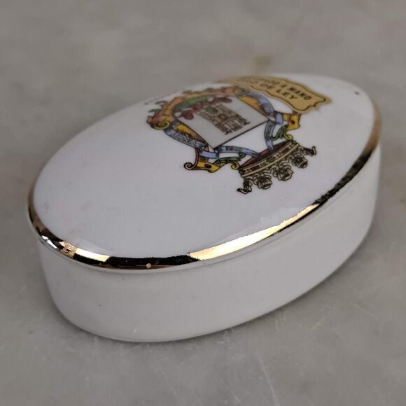 White Porcelain Trinket Box Hand Painted "Gastiez" Lions and Crown Made in Spain - Picture 6 of 12